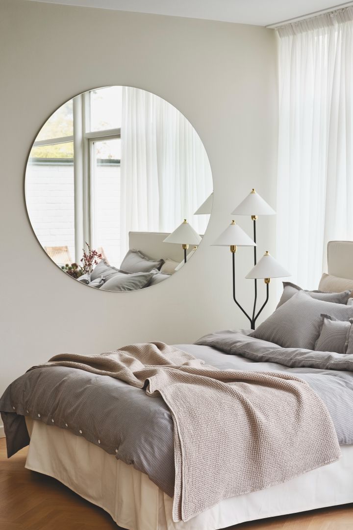 Skap hotellfølelse på soverommet ved hjelp av et fint sengeteppe, en blomst i en liten vase og hvite puter – som her från Millie Notti