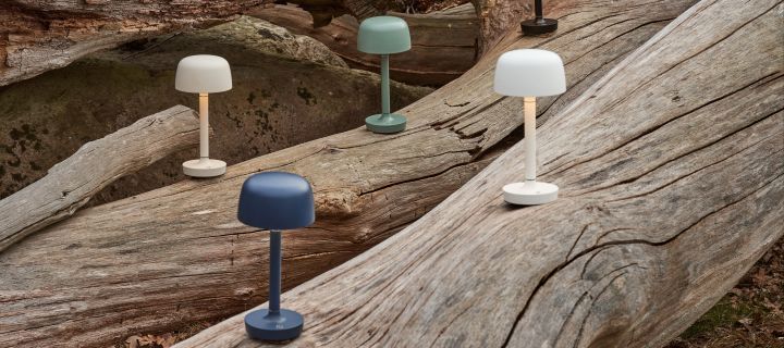 Innred med oppladbare lamper utendørs for å skape en koselig uteplass eller hage, her Halo bærbar lampe fra Scandi Living i ulike farger.