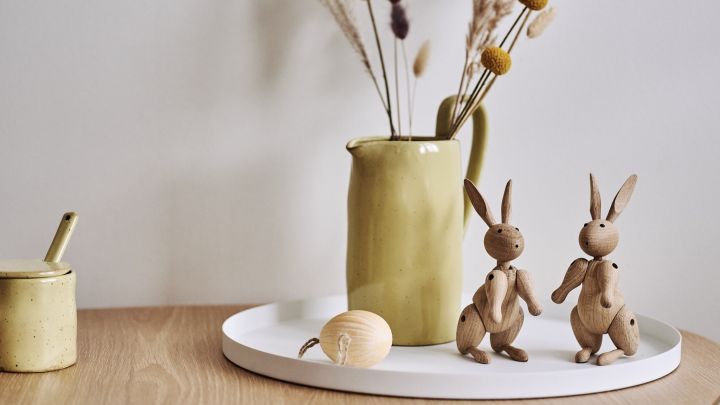Stilren påskepynt - Kay Bojesens kaninfigur i tre er fint å skape vakre stilleben med. 