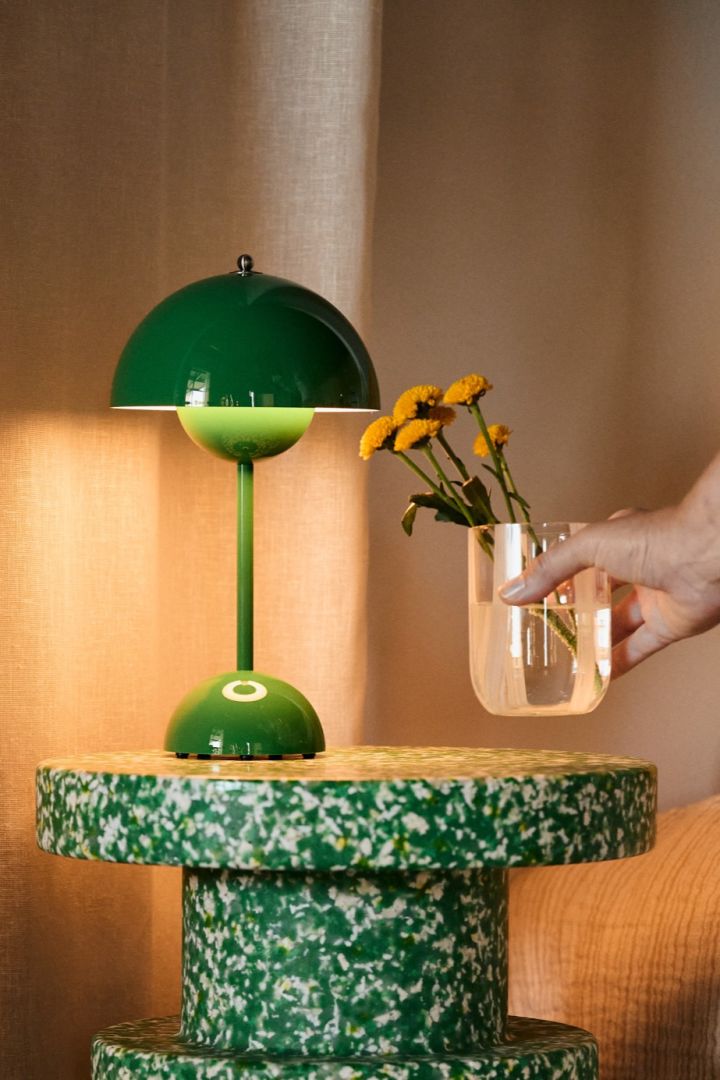 Flower Pot lampe og Reflector lampe fra Verpan illustrerer lamper på 2700K og 3000K.