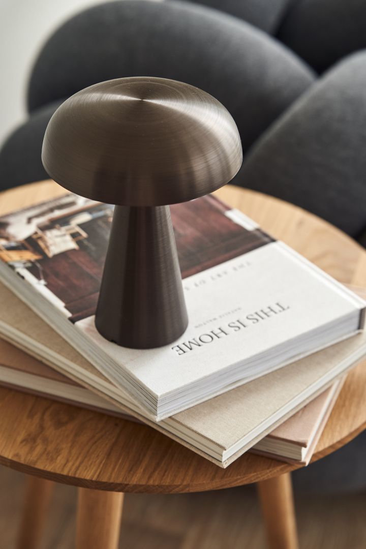 Sesongens trendy sopplampe er Como bærbare bordlampe SC53 fra &Tradition, som blir en stilig interiørdetalj i hjemmet på sidebord eller vinduskarm.