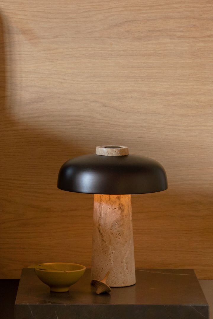 Sesongens trendy sopplampe er bordlampen Reverse fra Audo Copenhagen, som vil bli en stilig interiørdetalj i hjemmet ditt på sidebordet eller nattbordet.