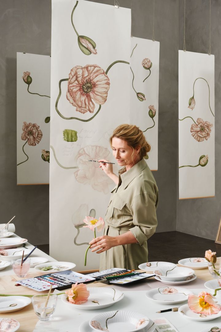 Her kan du se kunstneren Rikke Jacobsen male Poppy-serien for Hammershøi.