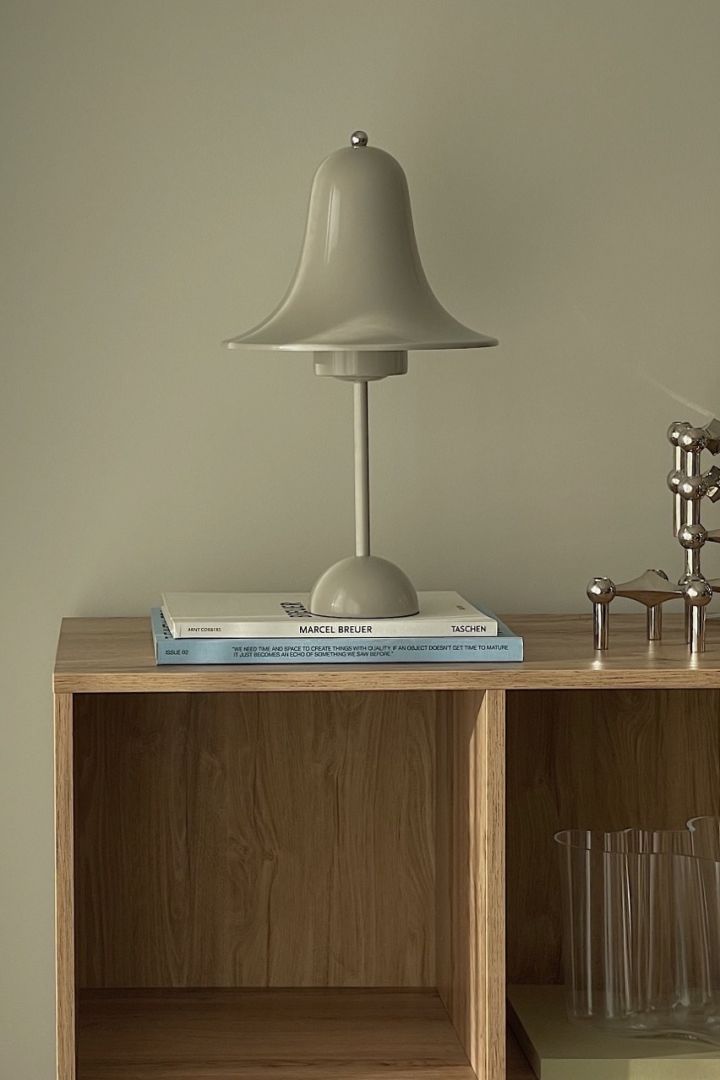 Sesongens trendy sopplampe er den bærbare bordlampen Pantop fra Verpan, som er en stilig interiørdetalj i hjemmet ditt – som her hos @helenas.hem.
