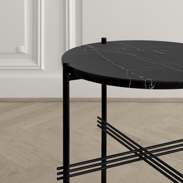 TS bord svarte bein Ø 40 cm - svart marmor - GUBI