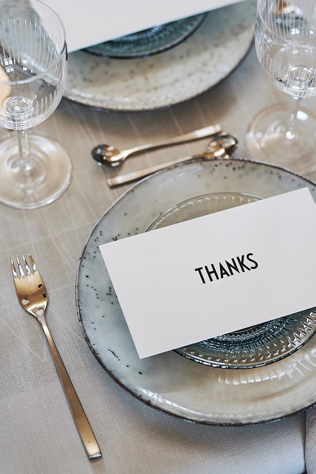 Bordet er dekket til mange med en Nordic Sand-tallerken, en glasstallerken fra Kähler og et takkekort. Fuga sølvbestikk fra Gense gjør kuverten komplett. 