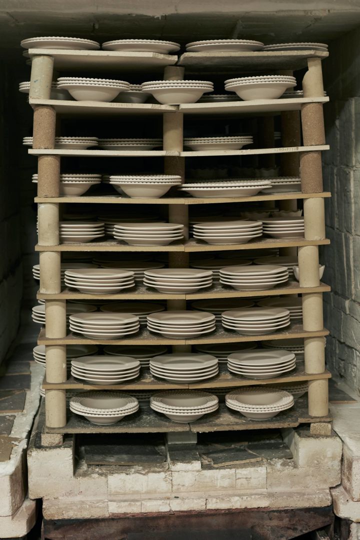 Mateus keramikk tørkes i ovnen i 12 timer, som er er steg 8 i produksjonsprosessen.