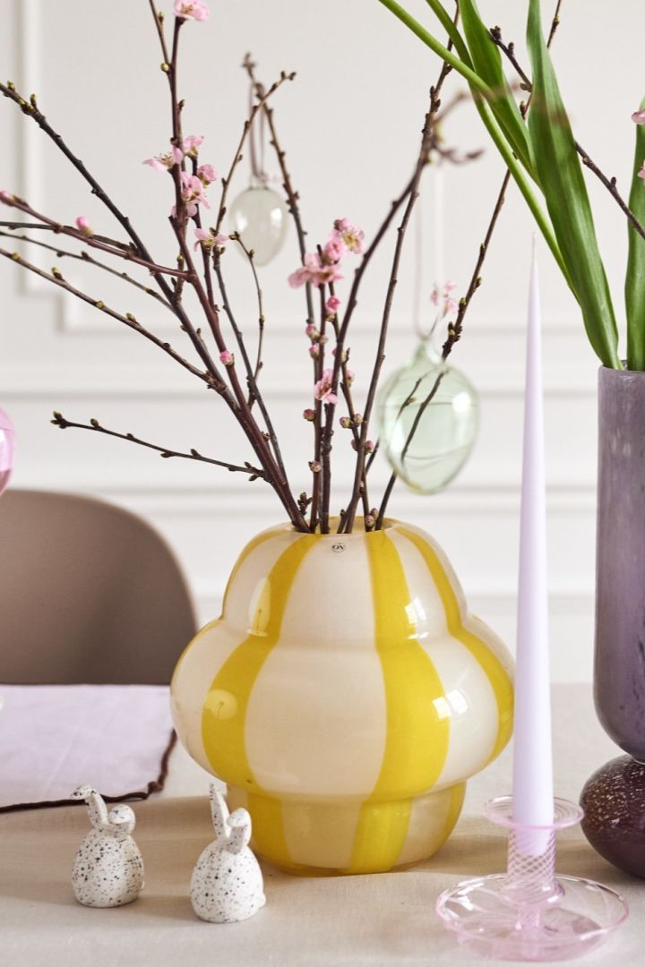 Lag et påsketre hjemme med fargerike vaser som Curlie-vasen i gul fra By On eller Dorit-vasen fra Broste Copenhagen.