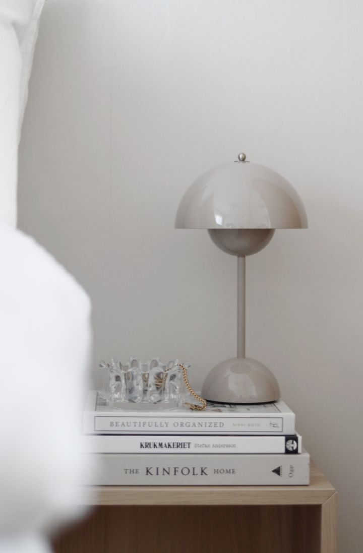 Innred med VP9 fra &tradition - en bærbar og oppladbar lampe her på et nattbord hjemme på Instagram-profilen @hemmahosfalk.
