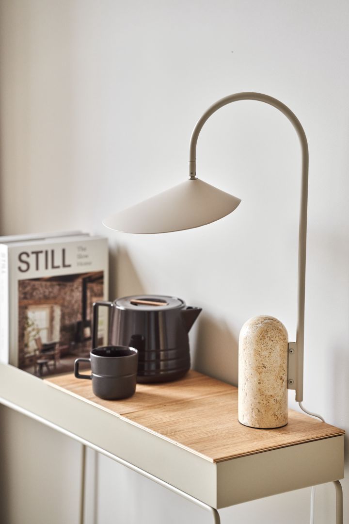 Forny hjemmet ditt med moderne bordlamper - her ser du Ferm Living Arum bordlampe i beige toner på Ferm Living Plant Box.