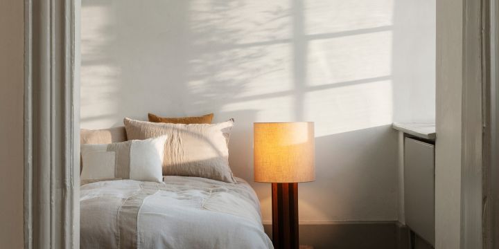 Tips for å innrede soverom med hotellfølelse – lyse tekstiler og god belysning.