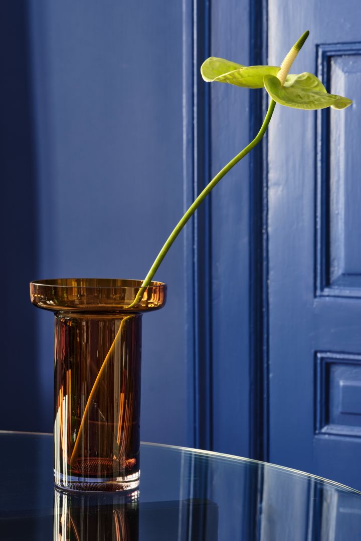 Limelysbrun vase 24 cm fra Kosta Boda i blå stue.