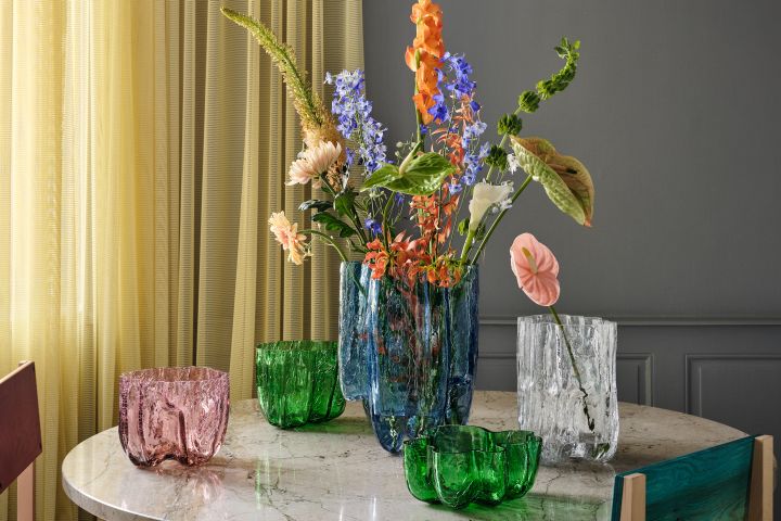 Crackle-serien er en glassserie med skåler og vaser fra Kosta Boda i farget glass med sprukket overflate.