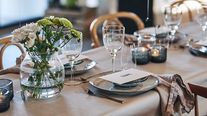 Kuvert med rustikk Nordic Sand-tallerken og vinglass fra House Doctor. På bordet står også en Omaggio glassvase fra Kähler. 
