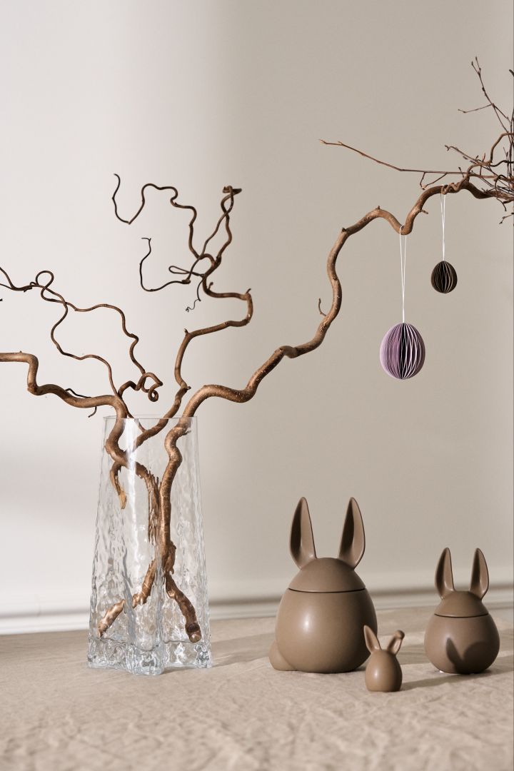 Slik lager du et påsketre - her ser du Hein Studio-vasen med en samling DBKD-kaniner i sjokoladebrun med papireggene også fra DBKD.