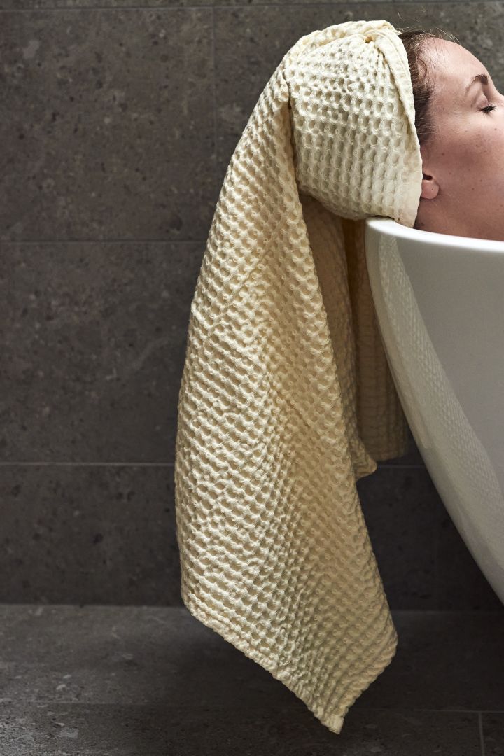 Bruk dette hvite organiske håndkleet fra Ferm Living for å skape hjemmespa-følelsen på badet ditt for avslappende øyeblikk.