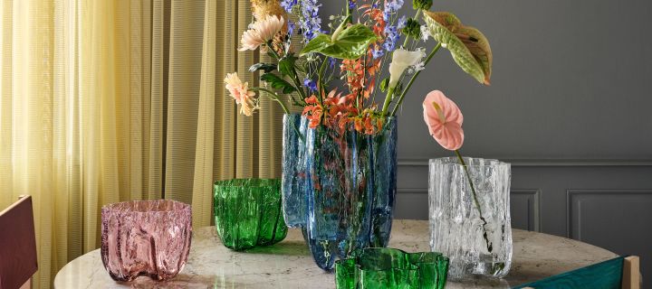 Vakre glassvaser fra Kosta Boda sin serie Crackle- en serie fargede glassvaser med sprukket overflate - her i grønt, klart glass og blått.