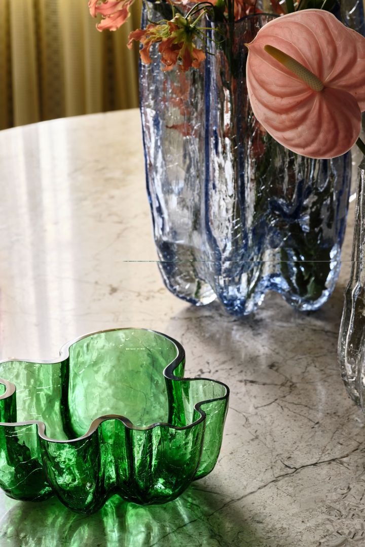 Kosta Boda glasskåler fra Crackle-serien i sprukket glass, i grønt, rosa og klart glass.