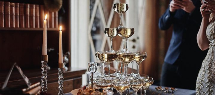 Festlig champagnetårn er attraksjonen på nyttårsfesten til den Gatsby-inspirerte nyttårsborddekkingen