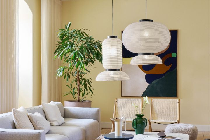 Her ser du Formakami papirtaklamper i japansk stil designet av Jamie Hayon for &Tradition i en myk gulfarget stue.