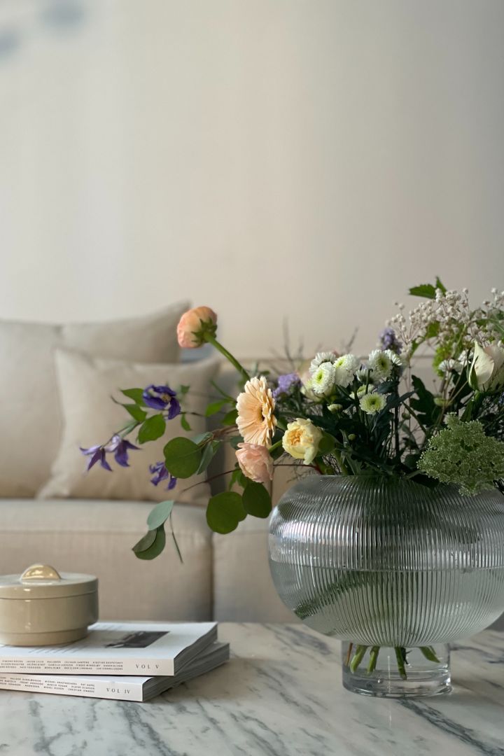 Influencer @homebynicky har gjort "What I bought" vs "How I styled it" og har stylet stuen med Sphere-vasen fra By On som Nicky fylte med vårlige blomster.