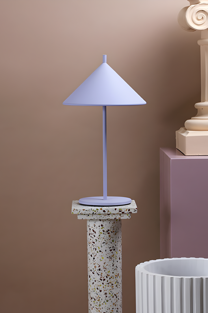 Lilla er den mest trendy fargen for vårt interiør 2022, og gjerne i en myk lavendelfarge som på denne bordlampen fra HK Living.