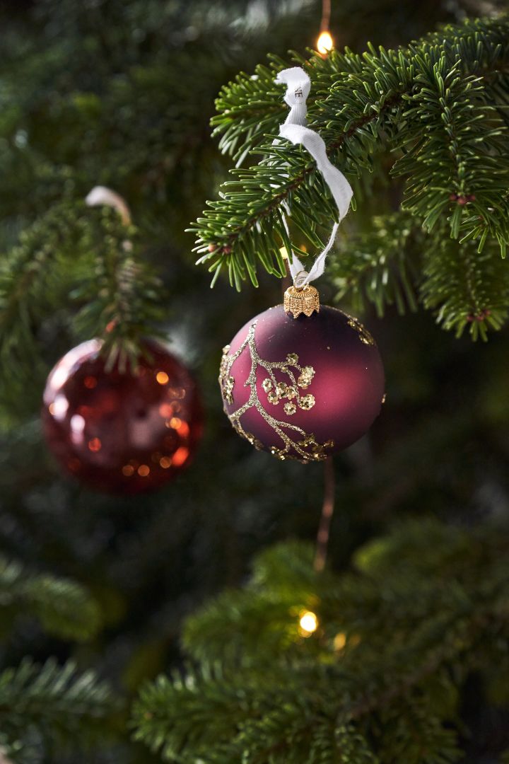 Pynt juletreet med juletrepynt i 4 forskjellige stiler i henhold til Nest Trends - Nurture, Share, Boost and Cultivate. Her ser du Cadelia julekule fra Lene Bjerre.