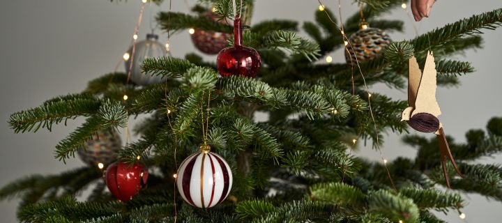 Pynt juletreet ditt med årets juletrepynt 2021 i 4 forskjellige stiler i henhold til Nest Trends - Boost, Cultivate, Nurture and Share. Her ser du Sagalin Bird Ornament juletrepynt fra Bloomingville.