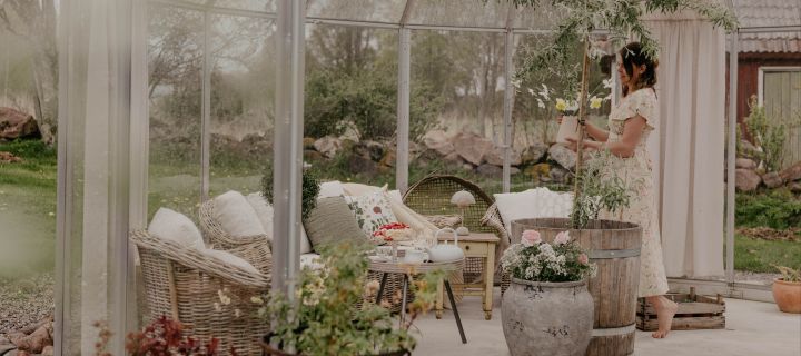 La deg inspirere av Johanna Berglunds beste tips når du vil innrede et drivhus som stue gjennom tekstiler, bærbar belysning, potter og planter. @snickargladjen