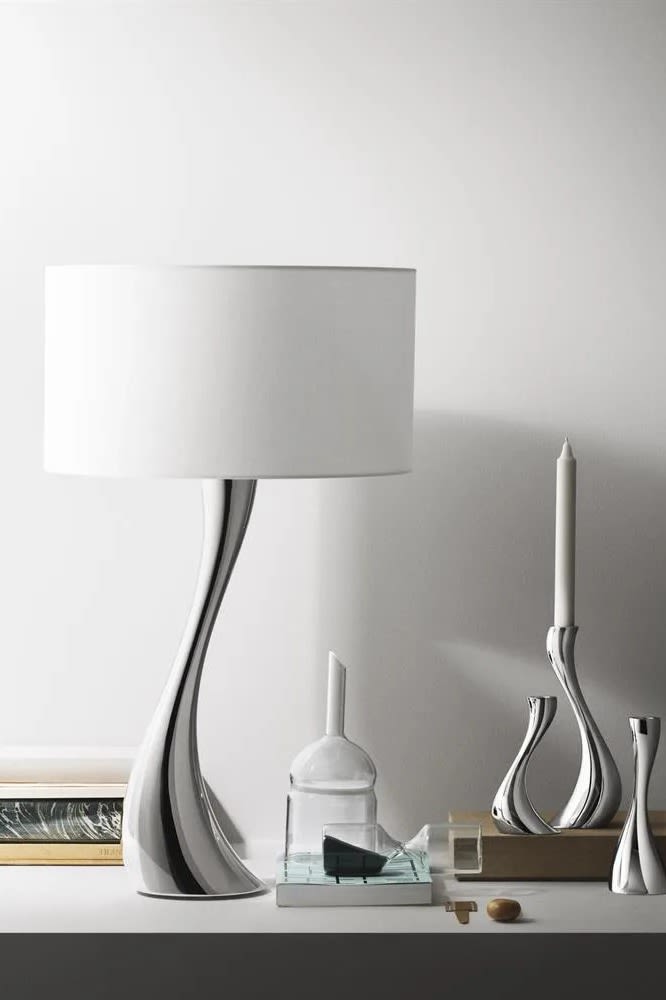 Her ser du Cobra bordlampe og lysestaker, designet av Greta Grossman for Georg Jensen.