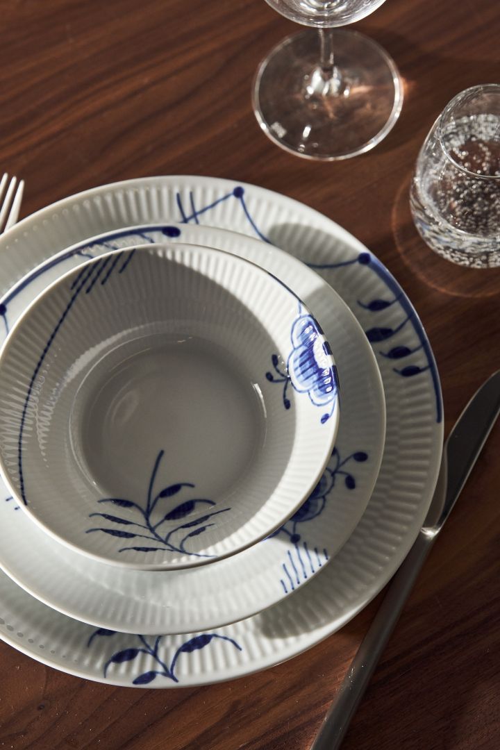 En tallerkenkuvert på et dekket bord med Blue fluted mega tallerkener fra Royal Copenhagen i klassisk blått og hvitt.
