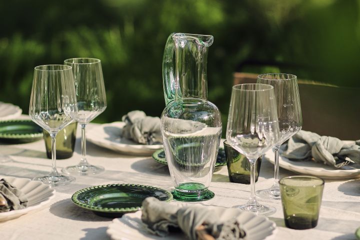Skap borddekkingen til sommerfesten i hagen med Daria asjetter fra PotteryJo, Kartio glass fra Iittala.